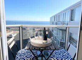 Beachside retreat with ocean views in Glenelg，位于格莱内尔格的酒店