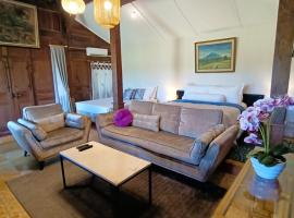 VILLACANTIK Yogyakarta TripleBed for 6 Persons，位于Pundung的酒店
