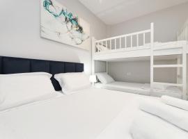 Vila Feliz - Premium Rooms with Free Private Parking，位于伏罗拉的旅馆