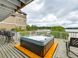 Lakeside Lacey Gem with Sauna and Private Dock，位于莱西的酒店