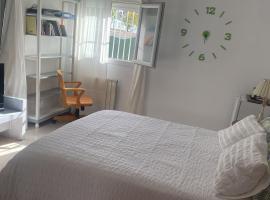 Amplia con baño compartido，位于Montequinto的酒店