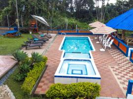 Finca con piscina cerca del Parque del Cafe，位于Piamonte的酒店