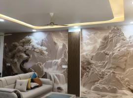 2 BHK Dreamy Nest With Private Pool，位于大诺伊达的酒店