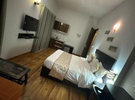 Diamond Suites at Omaxe Eternity，位于Chhatikara的酒店