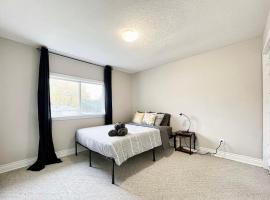 ROOM NEXT TO CANADA WONDERLAND-10 mins Drive- FREE PARKING-WIFI，位于沃恩的酒店