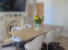3-bed Victorian Townhouse, Sleeps 6, Garden, Free Parking