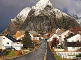 Cozy Apartment with Reinebringen Mountain View - Reine, Lofoten