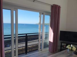 Seafront Apartment in Tramore，位于特拉莫尔的酒店