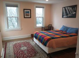 Comfortable 3 Bedroom Apartment 30 Minutes to New York，位于Pfister Helistop的酒店