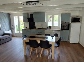 Gite Rive Charente Le Bateau，位于Bords的酒店