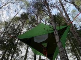 Karula Stay - Exclusive Cliffside Camper & Floating Treetent Experience，位于&Auml;hij&auml;rve的豪华帐篷营地