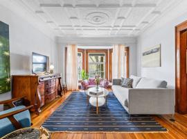 Historic & Spacious 3 Bedroom Family Gem on Peaceful Street，位于布法罗的酒店