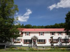 Swiss Farm Inn - Entire Inn to Yourself，位于Pittsfield的酒店