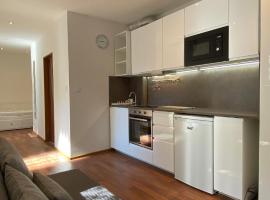 Garden house on the Vltava riverbank 15 min to Prague，位于伏尔塔瓦河畔克拉卢皮的酒店