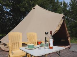 Glamour Tent in Frisian Woods near Cycling Route，位于Twijzel的酒店