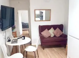 Bright 1 bedroom guest house