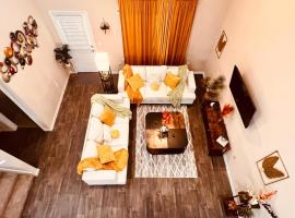 Pool Table, Foosball, King Bed, Crib,parking&yard，位于凯尔的酒店