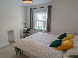 Fantastic 3-Bedroom House in Crawley - Near Gatwick