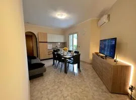 L' Antico Scoglio Appartamenti comfort Nocera Terinese Scalo - 4,7 e 11 Ospiti - Navetta Aeroporto-Stazione & Multi-Destinazioni - Piscina - Spiaggia a 300mt - Giardino e Zona pranzo all'aperto - WiFi & SmartTV - Aria Condizionata