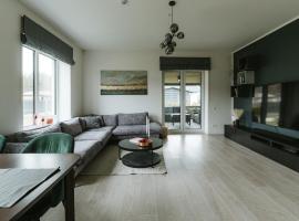 Modern home for families -Nature,Comfort and Space，位于凯卡瓦自治市的酒店
