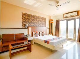 FabHotel Devanshi Inn，位于Kalamboli的酒店