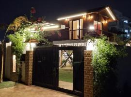 Courtyard By Palm -3BKH Mini Farm House，位于古尔冈的酒店