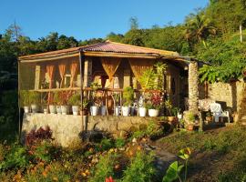 Romantic Stone House with STARLINK internet 700 meters above sea level Eco-Farm，位于曼巴豪的酒店