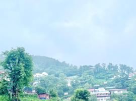 LUXUARY STAY # SAV-OY Mussoorie,Near MALL ROAD, FAMILY HOTEL Restaurant-LIFT And Private Parking Facilities-A Top Rated Three Star Hotel IN MUSSOORIE，位于穆索里的酒店