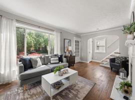 Cozy 3-Bedroom Near Cleveland，位于Euclid的酒店