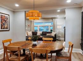 Large 4 Bedroom Recently Renovated With Hot Tub，位于克利夫兰的酒店