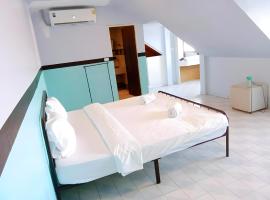 X Mitr INN Phuket Oldtown - มิตร ภูเก็ต，位于普吉镇的酒店