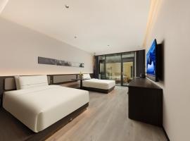 大理古城三月街亚朵酒店，位于大理的酒店