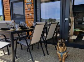 ANDESA Mobile Home Pirovac- Perfect vacation in a campsite with a pool, few steps from the sea!，位于皮罗瓦茨的酒店