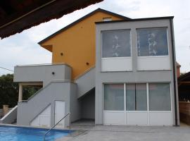 MM Villa, Strandnahe Villa mit Pool & Whirlpool in Kruševo，位于克鲁塞沃的酒店