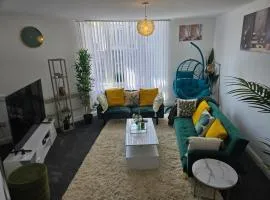 Luxury stylish Charming City Apartment with Private Entrance in Wolverhampton