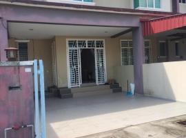 Homestay Atok Komando Bc Poly KB，位于Ketereh的酒店