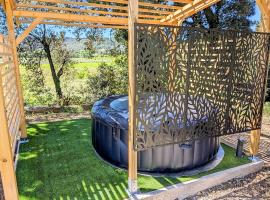 Studio du petit caillou en Drôme provençale , jacuzzi privatif en supplément，位于Saint-Restitut的酒店