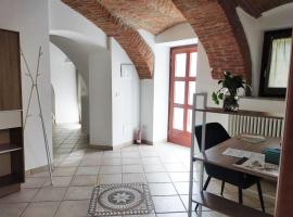 Dimora 5 laghi -A due passi dal Lago Sirio，位于伊夫雷亚的酒店