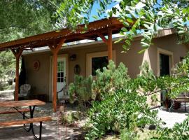 Luxury Cottage Rental with Stunning Gardens in Historical Town of Cortez, Colorado，位于Towaoc的酒店