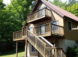 Charming Cabin Rental Perfect for an Adirondack Getaway，位于Bakers Mills的酒店