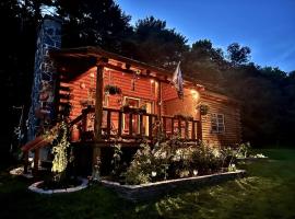 Romantic Nature Escape: Beautiful Log Cabin with Amazing Views and Hiking Trails Nearby in the White Mountains, New Hampshire，位于Lisbon的酒店
