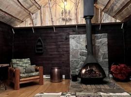 Romantic Escapes to New Hampshire in this Cozy Log Cabin in Lisbon，位于Lisbon的酒店