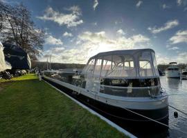 Luxus Wohnschiff Madam President，位于柏林的酒店