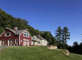 Picturesque, Mountain Suite nestled in Pastoral Setting in Wells, Vermont，位于Wells的酒店