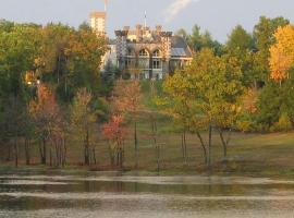 Spectacular Gothic-Style Castle with Private Pool and Hot Tub near Rindge, New Hampshire，位于Rindge的酒店