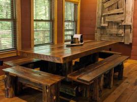 Secluded Riverfront Cabin in the Heart of Nantahala National Forest, North Carolina，位于Beechertown的酒店