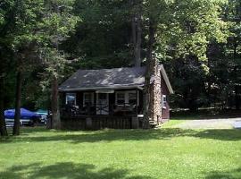Quaint Lakefront Cabin Rental in Harveys Lake near Wilkes-Barre, Pennsylvania，位于Harveys Lake的酒店