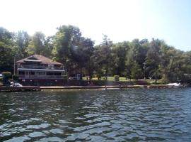 Cozy Rustic Cabin Rental on Shore of Harveys Lake in Luzerne County, Pennsylvania，位于Harveys Lake的酒店