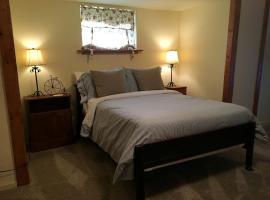 Majestic Mountain Vacation Rental for Six in Ashe County, North Carolina，位于Jefferson的酒店