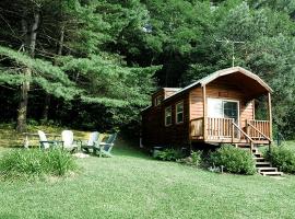 Deluxe Vacation Cabin Rentals in the Adirondacks near Saratoga Springs, New York，位于South Corinth的酒店